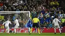 Cristiano Ronaldo saat mencetak gol ketiga ke gawang Wolfsburg pada leg kedua perempat final Liga Champions di Stadion Santiago Bernabeu, Madrid, Rabu (13/4/2016) dini hari WIB. (AFP/Pierre-Philippe Marcou)