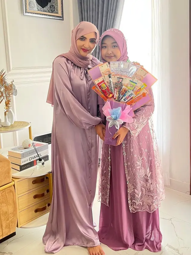 10 Momen Ashanty Hadiri Wisuda Kelulusan Anak Angkatnya, Penuh Bahagia