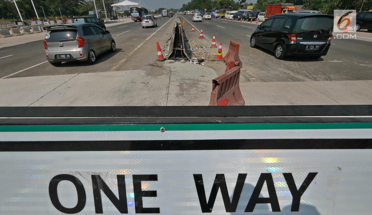 Kendaraan melintas di ruas tol yg diberlakukan one way setelah Gerbang Tol Cikampek Utama, Jawa Barat, Kamis (30/5/2019). Pengaturan arus lalulintas satu arah  diberlakukan hari ini dari jam 09.00 sampai 21.00 WIB. (Liputan6.com/Herman Zakharia)