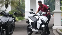 Paspampres tengah memarkirkan motor Gesits di Halaman Istana Merdeka, Jakarta, Rabu (7/11). Motor listrik Gesits merupakan akronim dari Garansindo Electric Scooter ITS. (Liputan6.com/Angga Yuniar)