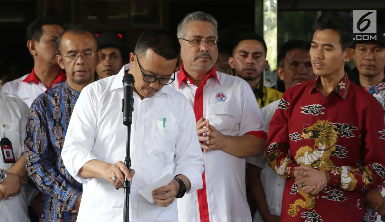 Menpora Imam Nahrawi (kedua kiri) saat menyampaikan keterangan terkait pengunduran dirinya dari jabatan Menteri Pemuda dan Olahraga di Gedung Kemenpora, Jakarta, Kamis (19/9/2019). Sebelumnya, KPK menetapkan Imam Nahrawi sebagai tersangka kasus suap dana hibah KONI. (Liputan6.com/Helmi Fithriansyah)