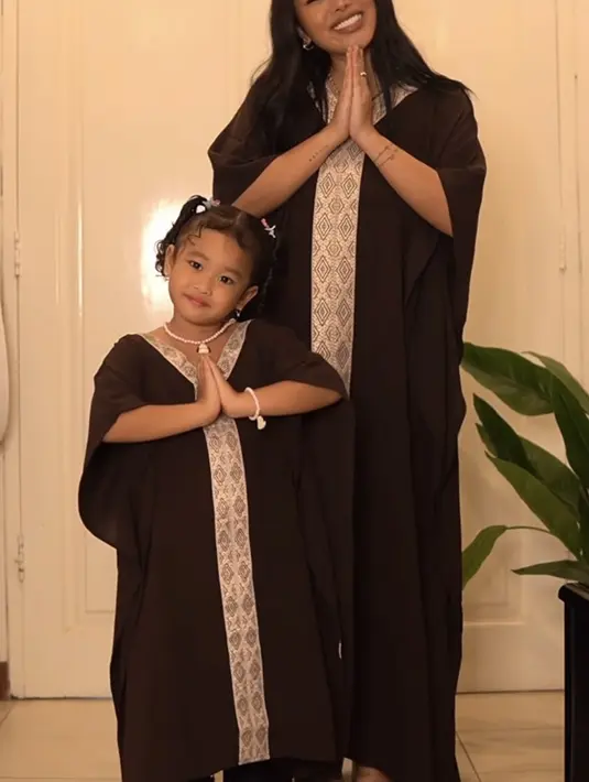 Tampilan Gewa pun semakin maksimal dengan aksesori kalung dan gelang mutiaranya.  [@mutia_ayuu]