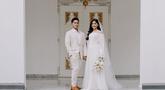 Dalam pemotretan prewedding terbaru, Kaesang Pangarep dan Erina Gudono tampak kompak menggunakan busana berwarna putih. Bahkan, Erina tampil menawan dalam gaun pengantinnya lengkap dengan veilnya. (Liputan6.com/IG/@kaesangp)