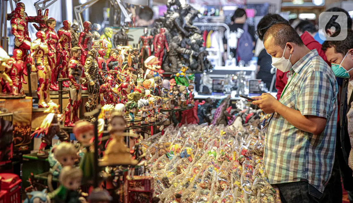 Pengunjung melihat-lihat mainan pada gelaran The Jakarta 17th Toys & Comics Fair 2022 di Balai Sudirman, Jakarta, Sabtu (5/3/2022). Meski masih pandemi, gelaran yang dianggap pionir event mainan dan komik di Indonesia ini hadir kembali dengan konten terkini dan exclusive.(Liputan6.com/Faizal Fanani)