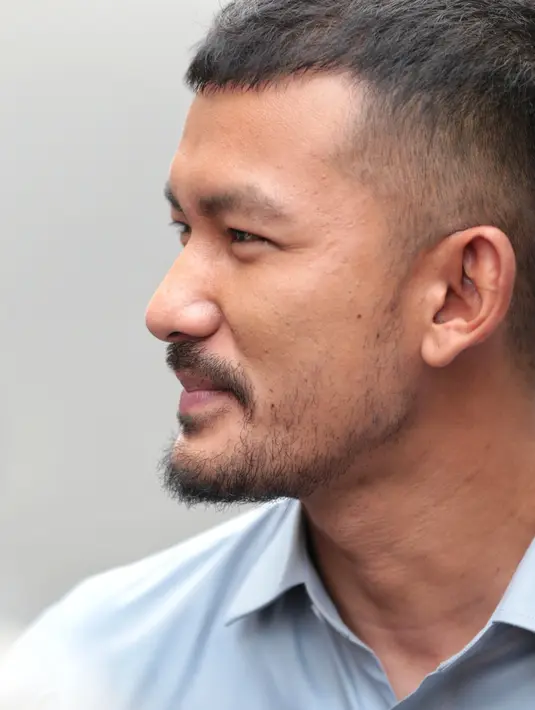 “Kenapa terpanggil karena lihat dari foto. Ini yang bisa saya lakukan daripada ngomong di twitter, mending saya buat sesuatu," ucap Rio Dewanto di kawasan Filosofi Kopi, Kebayoran Baru, Jakarta Selatan, Selasa (29/11). (Adrian Putra/Bintang.com)