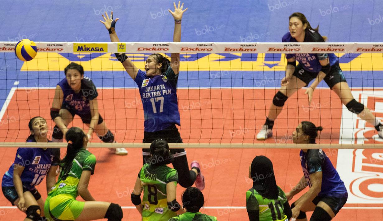 Pevoli Jakarta Elektrik PLN, Wilda Sugandi, gagal melakukan bloking saat melawan Gresik Petrokimia. Kemenangan ini jadi yang keempat bagi Jakarta Elektrik PLN pada babak final four. (Bola.com/Vitalis Yogi Trisna)