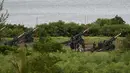 Tentara militer Taiwan memeriksa howitzer 155 inci sebelum latihan anti-pendaratan langsung di daerah Pingtung, Taiwan selatan (9/8/2022). "Kami akan berlatih gerakan balasan terhadap simulasi serangan musuh di Taiwan," juru bicara Korps Angkatan Darat Kedelapan, Lou Woei-jye, mengatakan kepada AFP. (AFP/Sam Yeh)