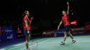 Pebulu tangkis ganda campuran China, Zheng Si Wei/Huang Ya Qiong melakukan selebrasi usai menaklukkan wakil Jepang, Yuta Watanabe/Arisa Higashino pada babak final Indonesia Open 2022 di Istora Senayan, Jakarta, Minggu (19/06/2022). (Bola.com/Bagaskara Lazuardi)