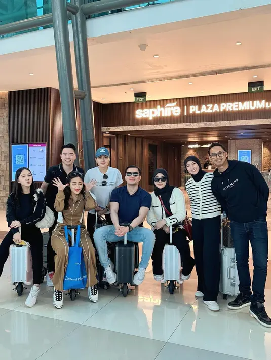 <p>Tak sendiri, Fuji pergi ke Eropa bersama Nikita Mirzani dan Clara Shinta. Beberapa mitra terpilih diajak oleh dokter Oky Pratama liburan ke Eropa. [Foto: Instagram/fuji_an]</p>