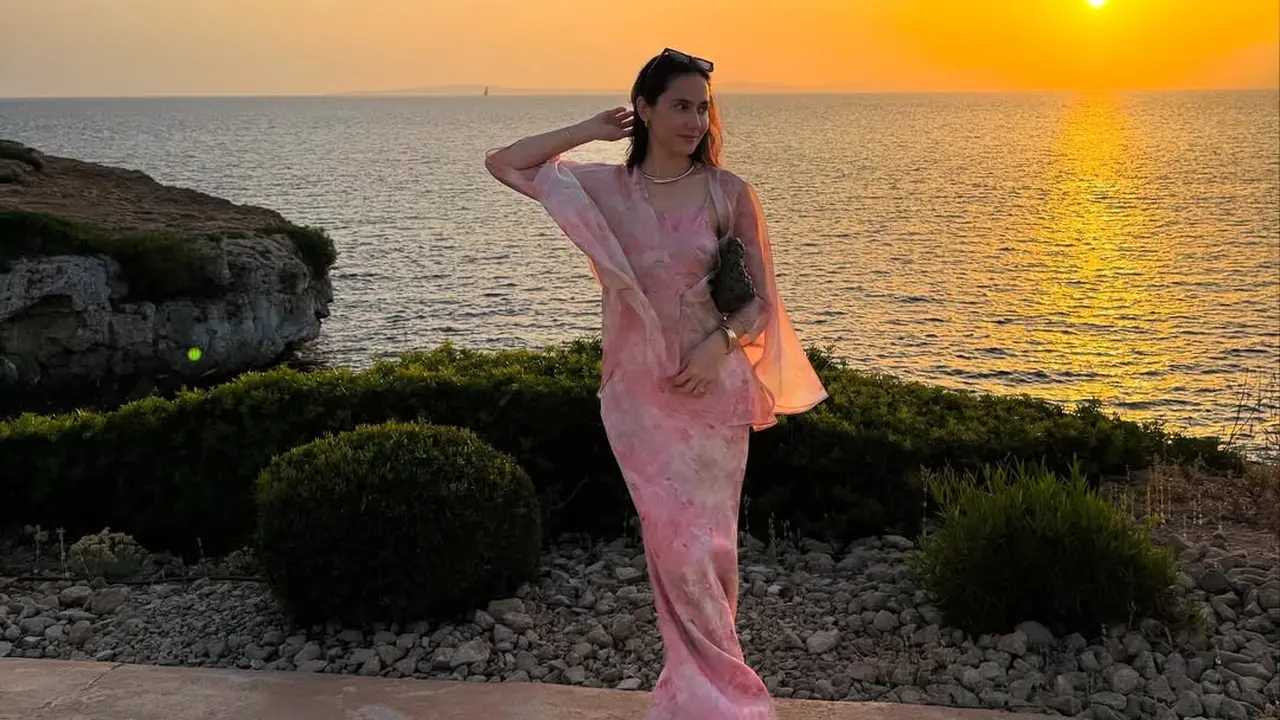 Pevita Pearce Tampil Anggun dalam Floral Dress Pink, Inspirasi Gaya Liburan Musim Panas yang Feminin dan Elegan