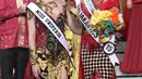 Bunga Jelita Ibrani berpose dengan Miss Universe 2016, Iris Mittanaere pada malam puncak Grand Final Puteri Indonesia 2017 di JCC, Jakarta, Sabtu (1/3) dini hari. Bunga akan mengikuti ajang Miss Universe, pada 2018. (Liputan6.com/Angga Yuniar)