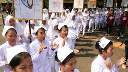 Sejumlah peserta memeriahkan pawai memperingati Hari Perawat Sedunia atau International Nurse Day di sepanjang Jalan Malioboro, Yogyakarta, Minggu (15/5). Pawai tersebut diikuti oleh sejumlah sekolah tinggi kesehatan di Jogja. (Liputan6.com/Boy Harjanto)