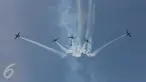 Aksi aerobatik udara Jupiter Aerobatic Team (JAT) dalam perayaan HUT TNI AU ke-71 di Bandara Halim Perdanakusuma, Jakarta, Minggu (9/4). Dalam atraksi ini sebanyak 1.600 personel TNI AU dan 132 pesawat dilibatkan. (Liputan6.com/Faizal Fanani)