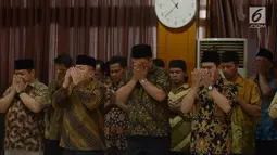 Perwakilan Keluarga Besar Harokah Islam Indonesia, mantan anggota Darul Islam/Tentara Islam Indonesia (DI/TII) dan mantan anggota Negara Islam Indonesia (NII) saat pembacaan ikrar setia kepada Pancasila, UUD 45, NKRI dan Bhineka Tunggal Ika di Jakarta, Selasa (13/8/2019). (merdeka.com/Imam Buhori)