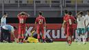 Kiper Timnas Indonesia U-20, Cahya Supriadi mendapatkan pertolongan pertama dari tim medis usai mengalami cedera dalam pertandingan matchday kedua Kualifikasi Grup F Piala Asia U-20 2023 di Stadion Gelora Bung Tomo, Surabaya, Jumat (16/9/2022). (Bola.com/Ikhwan Yanuar)