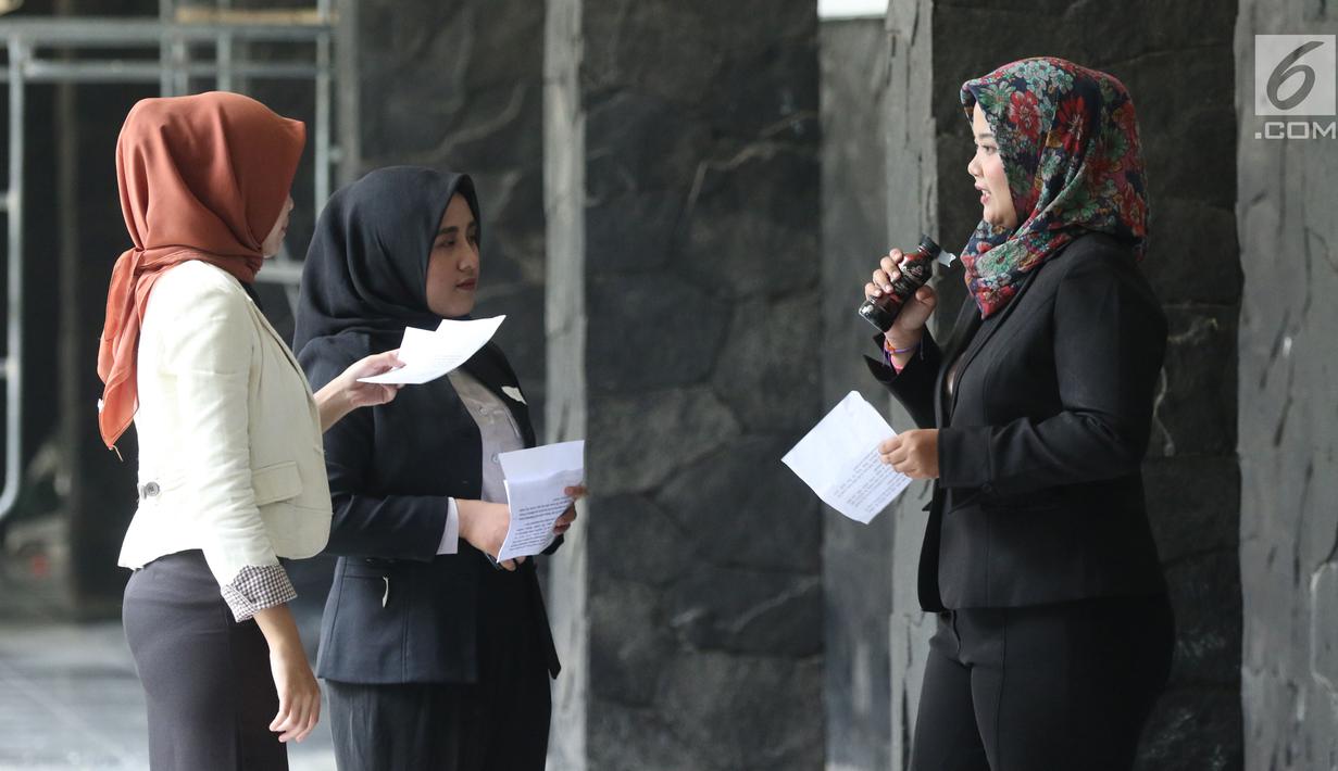 Peserta audisi lomba news presenter Emtek Goes to Campus 2018 berlatih bersama di Gedung 4 Universitas Padjajdaran, Bandung, Selasa (4/12). EGTC Bandung 2018 berlangsung hingga 6 Desember dan diisi beragam materi. (Liputan6.com/Helmi Fithriansyah)