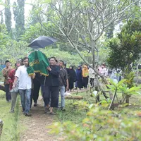 Menurut sang ibu, Isverina, saat ini Tasya sedang mengikuti ujian dan baru bisa kembali ke Jakarta pada Mei mendatang. Tasya mengatakan pada sang ibu agar ayahnya segera dimakamkan, tak perlu menunggunya. (Nurwahyunan/Bintang.com)