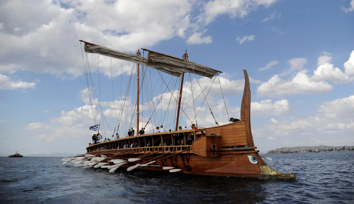 Penumpang berada di kapal Olympias saat mengarungi perairan Faliro di Athena, Yunani, Minggu (28/8). Kapal perang ini kini dialihfungsikan menjadi objek wisata menarik di Yunani. (REUTERS/Michalis Karagiannis)