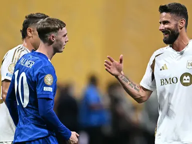 Pemain LAFC, Olivier Giroud (kanan) menyalami pemain Chlesea, Cole Palmer setelah pertandingan Grup D Piala Dunia Antarklub 2025 di Mercedes Benz Stadium, Atlanta, Amerika Serikat, Selasa (17/06/2025) WIB. (AFP/Paul Ellis)