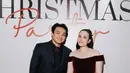 Chelsea Islan tampil mengenakan long dress maroon model off shoulder. Ia memadukannya dengan wedges hitam sambil membawa tas hitam Chanel. [@chelseaislan]