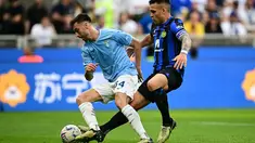 Penyerang Inter Milan #10 Lautaro Martinez berebut bola dengan bek Lazio #34 Mario Gila Fuentes dalam laga giornata 37 Serie A 2023/2024 di Giuseppe Meazza, Minggu (19/5/2024) malam WIB. (Marco BERTORELLO / AFP)