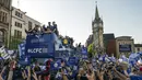 Pemain dan Official Leicester City disambut ribuan fans, (16/5/2016).  (EPA/Will Oliver)