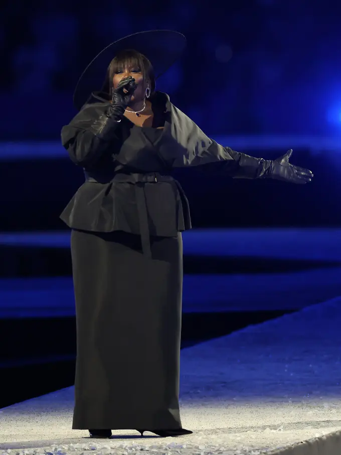 Yseult Menutup Upacara Penutupan Olimpiade Paris 2024 dengan Busana Haute Couture Dior