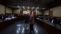 Mantan Menteri Pendidikan, Kebudayaan, Riset, dan Teknologi (Mendikbudristek), Nadiem Anwar Makarim, sesaat sebelum dimulainya sidang pembacaan tuntutan di Pengadilan Tindak Pidana Korupsi Jakarta, Rabu 13 Mei 2026. (Kapanlagi.com/Budy Santoso)