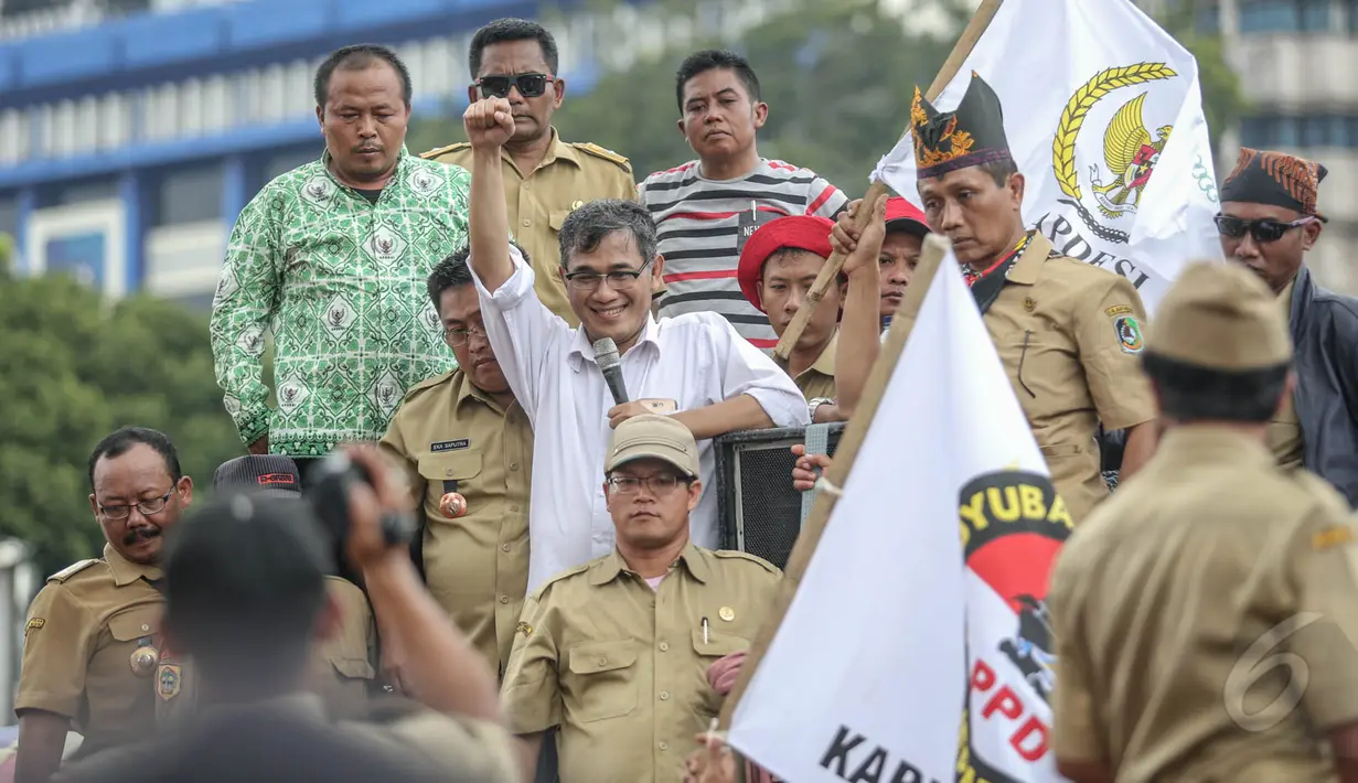 Budiman Sudjatmiko tampak ikut dalam aksi ribuan kepala desa di depan Istana Negara, Jakarta, Rabu (27/5/2015). Mereka menuntut pemerintah mengembalikan ‘tanah bengkok’ (Liputan6.com/Faizal Fanani)