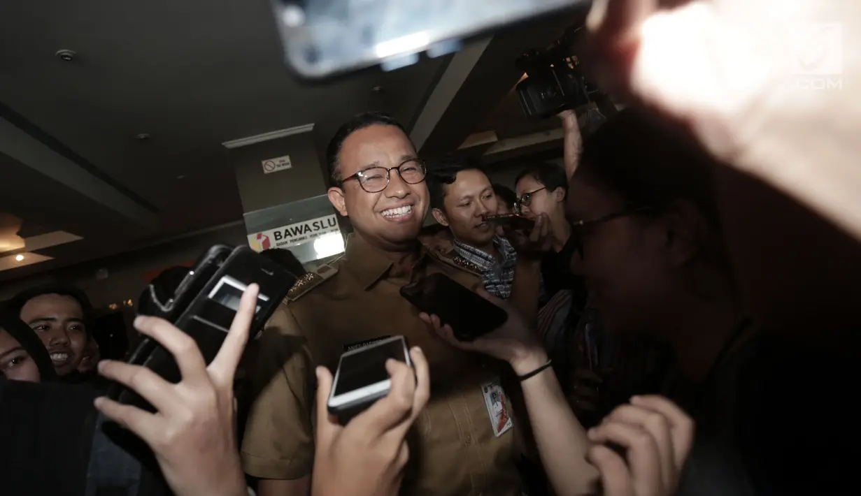 Gubernur DKI Jakarta Anies Baswedan tersenyum saat menyapa awak media usai menjalani pemeriksaan di Gedung Bawaslu RI, Jakarta, Senin (7/1). (Merdeka.com/Iqbal S. Nugroho)