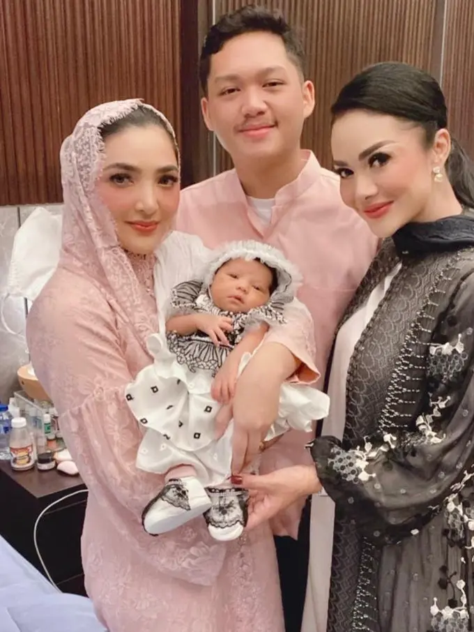 7 Gaya Busana Atta Halilintar dan Aurel Hermansyah di Aqiqah Ameena, Kompak Serba Monokrom