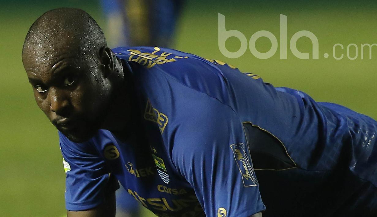 Striker Persib Bandung, Carlton Cole, tampak kecewa usai dijatuhkan pemain Arema FC. Penampilan kedua Marquee Player tersebut mendapat tanggapan positif dari pelatih Persib, Djajang Nurdjaman. (Bola.com/M Iqbal Ichsan).
