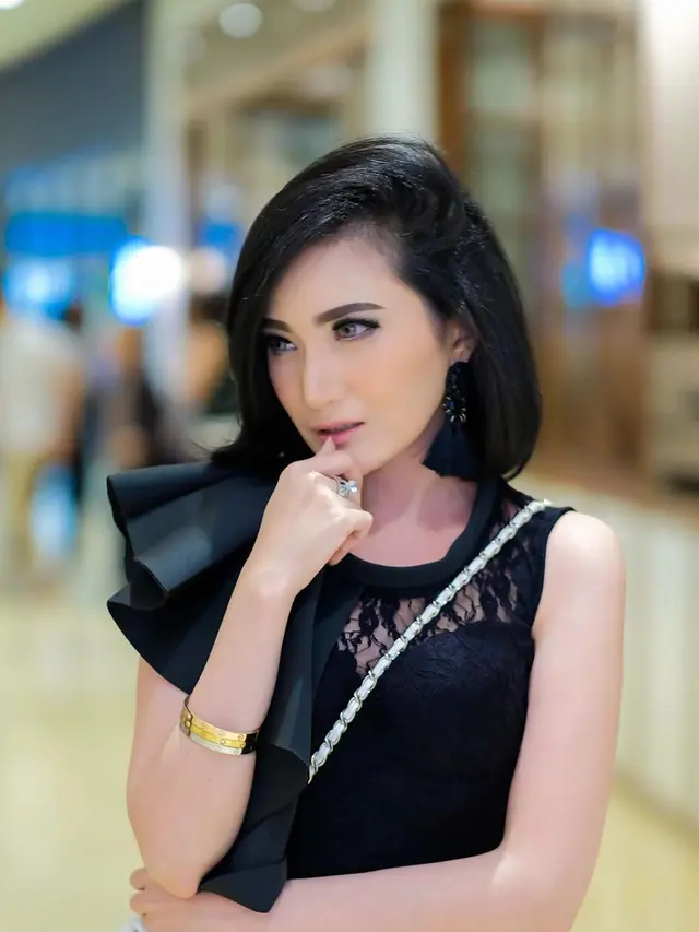 Lama Vakum, Ini 7 Potret Terbaru Kiki Amalia yang Masih Betah Sendiri