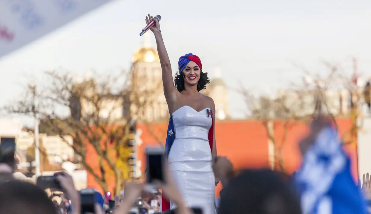 Katy Perry menghadiri kampanye Kandidat Presiden AS, Hillary Clinton di Des Moines , Iowa , Sabtu (24/10/ 2015). Kehadiran Katy Perry membuat kampanye Hillary disambut dengan antusias oleh warga.  (REUTERS / Scott Morgan)