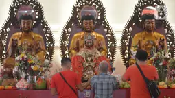 Warga keturunan Tionghoa melakukan sembahyang saat perayaan Tahun Baru Imlek 2572 di Vihara Dharma Bhakti, Glodok, Jakarta, Jumat (12/2/2021). Perayaan Imlek tahun ini, pengurus vihara melakukan pembatasan pengunjung dan tetap mengikuti protokol kesehatan COVID-19. (merdeka.com/Imam Buhori)