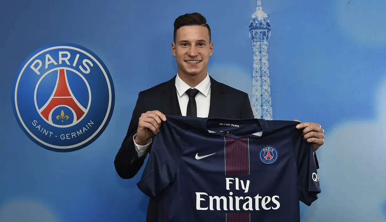 Secara resmi, PSG memperkenalkan Julian Draxler sebagai pemain baru mereka pada Selasa (3/1/2017). Gelandang asal Jerman tersebut dikontrak Les Parisien hingga Juli 2021 mendatang. (EPA/PSG Pressoom)