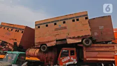 Tumpukan bangkai kendaraan dinas di Kantor Dinas Lingkungan Hidup DKI, Kramat Jati, Jakarta, Rabu (4/11/2020). Puluhan kendaraan tidak layak pakai, bekas kecelakaan dan rusak yang terdiri dari truk sampah, toilet mobile serta bus dinas itu milik Dinas Lingkungan Hidup. (Liputan6.com/Herman Zakharia)