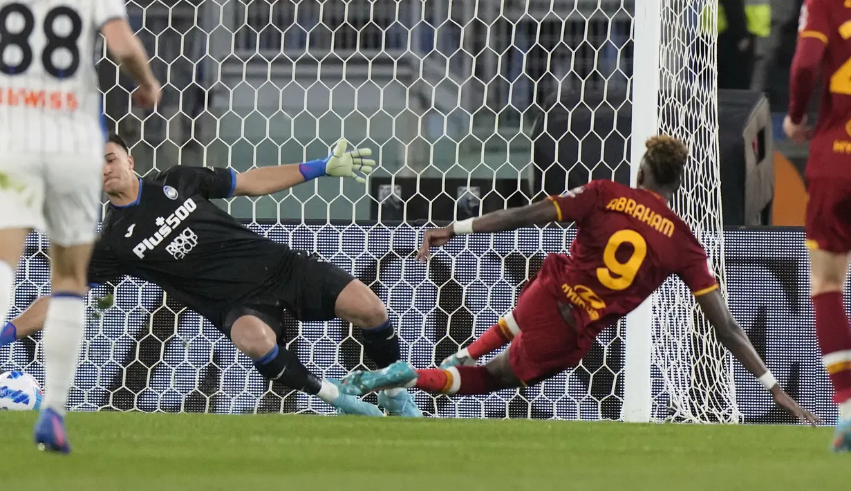 Pemain Roma Tammy Abraham mencetak gol ke gawang Atalanta pada pertandingan sepak bola Liga Italia di Olympic Stadium, Roma, Italia, 5 Maret 2022. Roma menang 1-0. (AP Photo/Andrew Medichini)