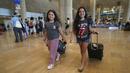 Dua gadis yang tiba dari negara kepulauan Seychelles di Samudra Hindia yang melakukan pemberhentian darurat di Arab Saudi bereaksi saat mendarat di Bandara Ben Gurion di Lod, dekat Tel Aviv, Israel, Selasa (29/8/2023). (AP Photo/Tsafrir Abayov)