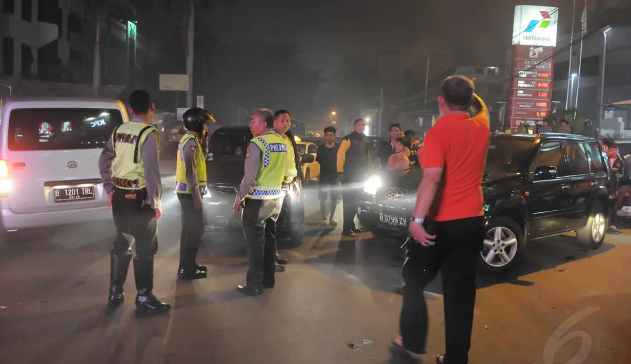 Puluhan petugas kepolisian diterjunkan untuk mengamankan aksi protes kenaikan harga BBM di Jalan Cikini Raya, Jakarta, Senin (17/11/2014). (Liputan6.com/Herman Zakharia)