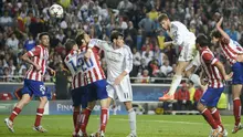 Final musim 2013/2014. Musim berikutnya, dua tim dari satu negara kembali bertemu di laga final Liga Champions. Kali ini wakil dari Liga Spanyol kembali bertemu, Real Madrid dan Atletico Madrid bertemu di laga final Liga Champions musim 2013/2014. Laga yang digelar di Estadio da Luz, Lisbon, Portugal (24/5/2014) itu akhirnya dimenangkan Real Madrid 4-1 melalui babak perpanjangan waktu. Atletico Madrid yang sudah unggul 1-0 sejak menit ke-36 melalui Diego Godin harus gigit jari usai Real Madrid menyamakan skor 1-1 lewat Sergio Ramos di masa injury time babak kedua. Los Blancos kembali mencetak tiga gol di babak perpanjangan waktu melalui Gareth Bale, Marcelo dan eksekusi penalti Cristiano Ronaldo. (AFP/Miguel Riopa)