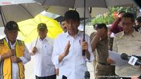 Presiden Joko Widodo atau Jokowi meninjau normalisasi Kali Ciliwung di Jakarta, ditengah guyuran hujan, Selasa (21/2/2023). (Foto: tangkapan layar Youtube Sekretariat Presiden)