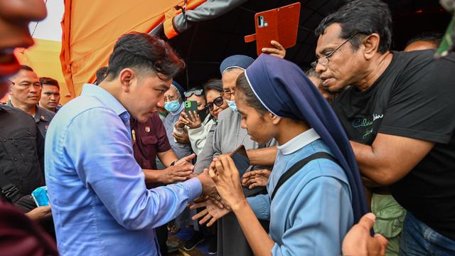 Wakil Presiden (Wapres) Gibran Rakabuming meninjau langsung ke lokasi penampungan warga di Larantuka, Kabupaten Flores Timur, Kamis, 14 November 2024. Biro Pers, Media, dan Informasi Sekretariat Wakil Presiden