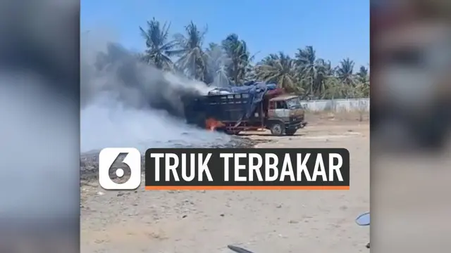 VIDEO: Truk Pengangkut Pipa Terbakar di Banyuwangi