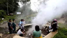 Pengunjung menikmati suasana Kawah Kamojang di Kabupaten Garut, Jawa Barat. (Kapanlagi.com/Budy Santoso)