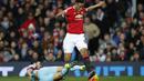 Penyerang MU, Anthony Martial, berusaha melewati pemain West Ham, James Tomkins, pada laga Liga Premier Inggris di Stadion Old Trafford, Inggris, Sabtu (5/12/2015). (Reuters/Andrew Yates)