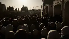 Warga Palestina berbaris untuk melewati pos pemeriksaan militer Israel Qalandia antara kota Ramallah di Tepi Barat dan Yerusalem dalam perjalanan mereka untuk menghadiri salat Jumat di Masjid Al-Aqsa saat bulan suci Ramadan 1447 Hijriah, Jumat 20 Februari 2026. Warga Palestina berbondong-bondong berbaris antre untuk bisa melewati pos pemeriksaan militer Israel Qalandia antara kota Ramallah di Tepi Barat dan Yerusalem. (AP Photo/Leo Correa)