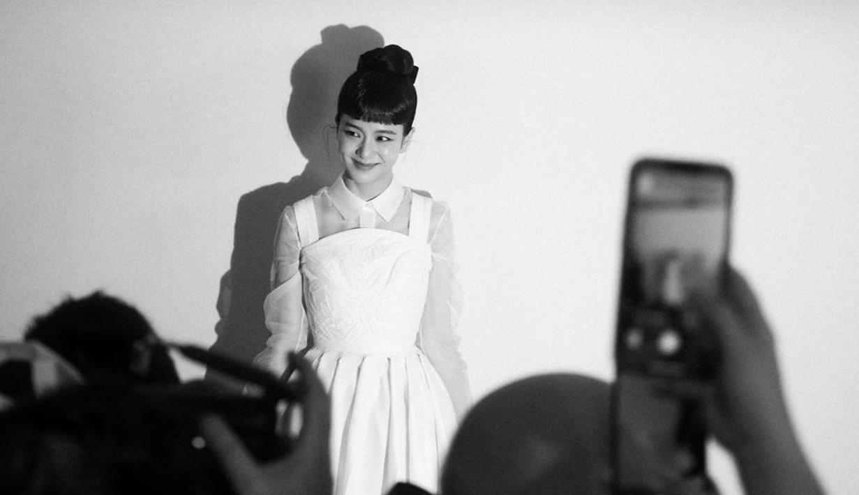 Idol K-Pop kelahiran 3 Januari 1995 ini memang terlihat sangat menawan dengan tampilan berhijab. Senyum manisnya sukses bikin warganet terkesima. Foto ini pun banjir like dan komentar dari netizen. (Liputan6.com/IG/sooyaa_)