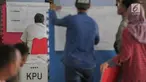 Petugas Panitia Pemilihan Kecamatan (PPK) mencatat hasil perolehan suara Pemilu 2019 pada tingkat kecamatan di Gelanggang Remaja Kelapa Gading, Jakarta, Senin (22/4). PPK mulai melakukan rekapitulasi surat suara dari seluruh TPS di tiap kelurahan di daerah tersebut. (Liputan6.com/Faizal Fanani)