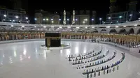 Sejumlah jemaah melaksanakan salat di depan Kakbah di Masjidil Haram, Makkah, Arab Saudi (23/6/2020). Pelaksanaan ibadah haji nantinya hanya akan diikuti oleh jemaah yang sudah berada di dalam negara tersebut. (AFP Photo/STR)